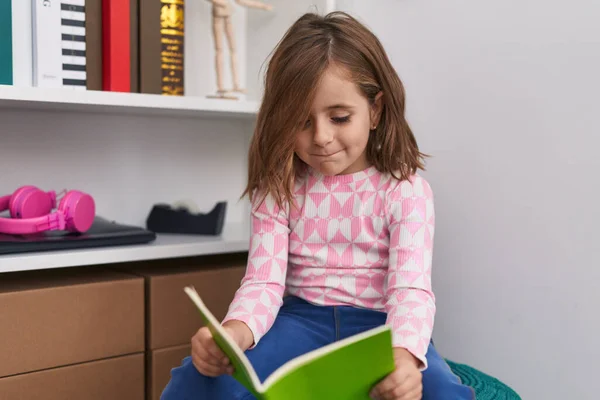 Чарівна Студентка Іспаномовних Дівчат Посміхається Впевнено Читаючи Книгу Бібліотечній Школі — стокове фото