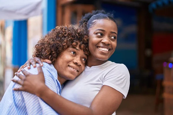 Африканские Американские Женщины Мать Дочь Обнимаются Улице — стоковое фото