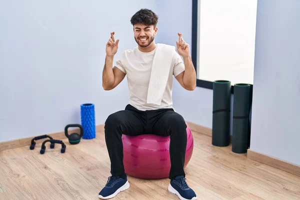 Sakallı Spanyol Bir Adam Yoga Odasında Pilatese Oturmuş Umut Gözlerin — Stok fotoğraf