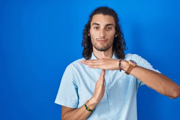 Young Hispanic Man Standing Blue Background Doing Time Out Gesture — Stock Photo, Image