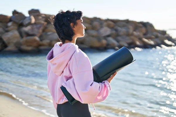 Young Woman Holding Yoga Mat Standing Seaside — Stock Photo, Image