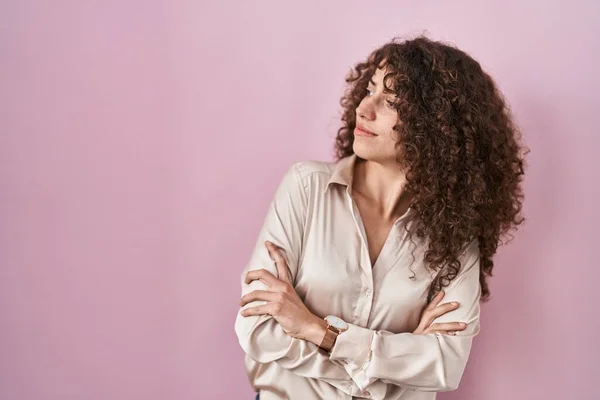 Hispanic Woman Curly Hair Standing Pink Background Looking Side Arms — Stok fotoğraf