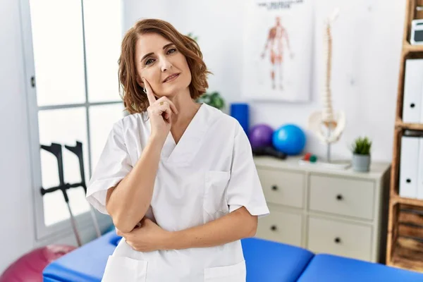 Fisioterapeuta Mujer Mediana Edad Que Trabaja Clínica Recuperación Del Dolor —  Fotos de Stock