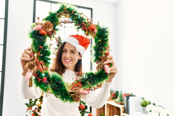 Mujer Hispana Mediana Edad Sonriendo Confiada Sosteniendo Decoración Navidad Casa — Foto de Stock