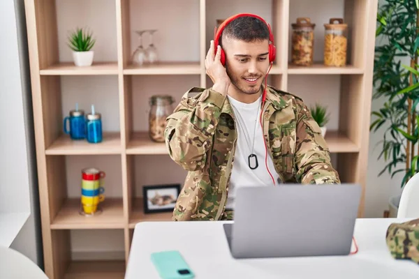 Joven Soldado Del Ejército Hispano Usando Laptop Auriculares Casa — Foto de Stock