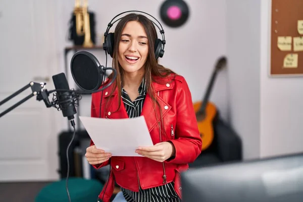 Молода Красива Іспаномовна Жінка Музикант Посміхається Впевнено Співає Пісню Музичній — стокове фото
