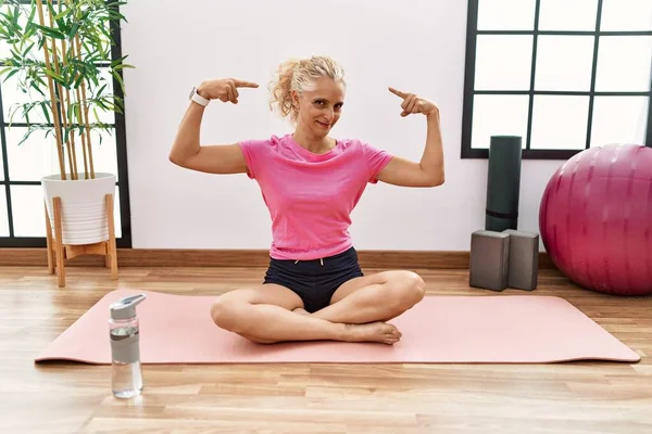 Middle Age Blonde Woman Sitting Yoga Mat Smiling Pointing Head — Stock Photo, Image