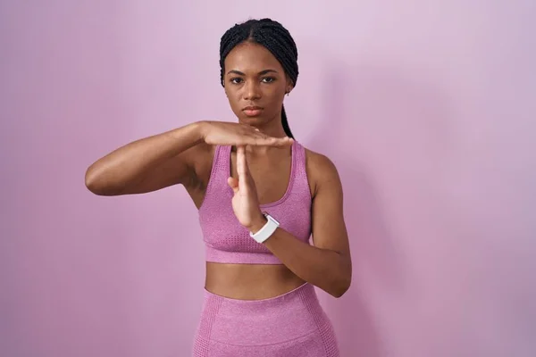 Afro Amerikaanse Vrouw Met Vlechten Dragen Sportkleding Roze Achtergrond Doen — Stockfoto