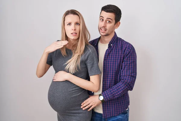 Jong Echtpaar Verwacht Een Baby Die Witte Achtergrond Snijdt Keel — Stockfoto