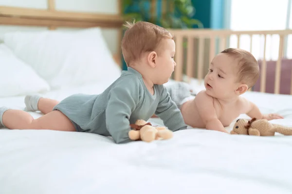 Two Toddlers Lying Bed Playing Teddy Bear Bedroom — Stock Photo, Image