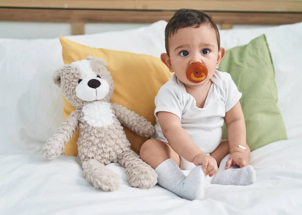 Bedårande Hispanic Baby Suger Napp Sitter Sängen Sovrummet — Stockfoto