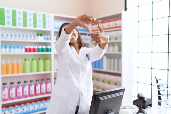 年轻的非洲裔美国女药剂师微笑着自信地用手在药店拍照 — 图库照片