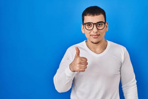 Mladý Arabský Muž Neformální Bílé Košili Brýlích Dělá Šťastné Gesto — Stock fotografie