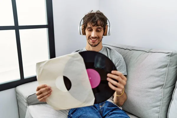Jonge Spaanse Man Die Thuis Naar Muziek Luistert Met Vinyl — Stockfoto
