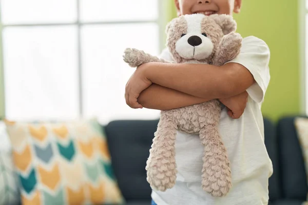 Adorável Criança Hispânica Abraçando Ursinho Pelúcia Casa — Fotografia de Stock
