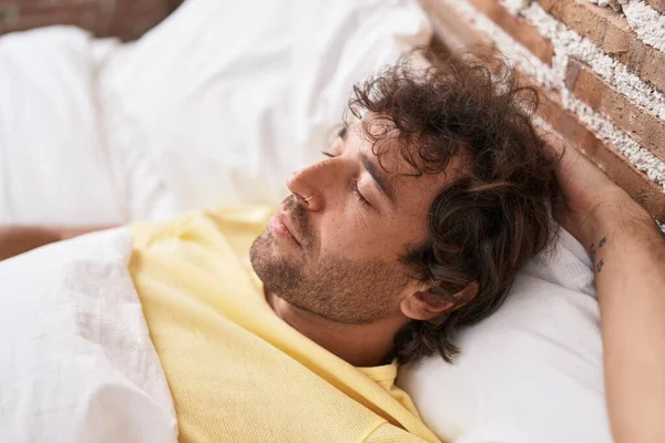 Genç Spanyol Adam Yatakta Uzanıp Yatak Odasında Uyuyor — Stok fotoğraf