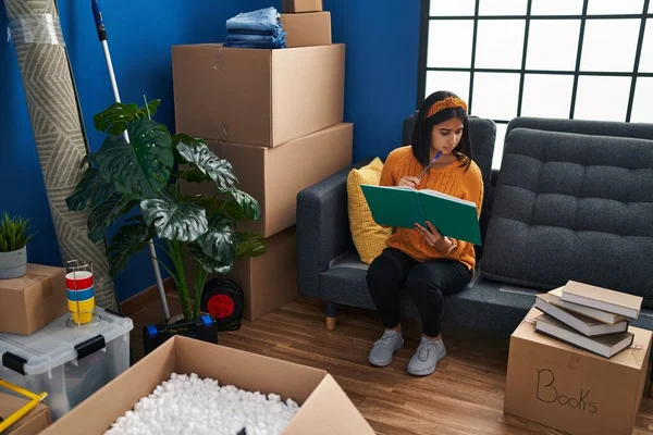 Mladá Latinská Žena Čtení Knihy Sedí Pohovce Novém Domově — Stock fotografie