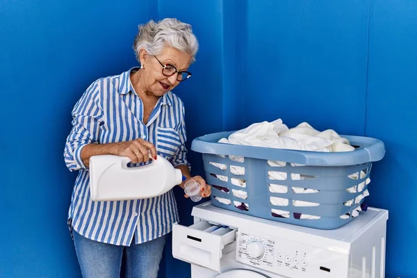 Starší Šedovlasá Žena Sebevědomým Úsměvem Nalévání Prací Prášek Pračku Prádelně — Stock fotografie