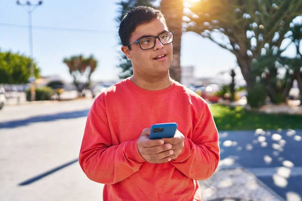 Síndrome Hombre Sonriendo Confiado Usando Teléfono Inteligente Parque —  Fotos de Stock