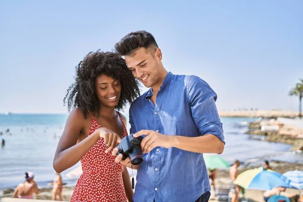 Άνδρας Και Γυναίκα Ζευγάρι Κοιτάζοντας Φωτογραφική Μηχανή Φωτογραφία Στην Παραλία — Φωτογραφία Αρχείου