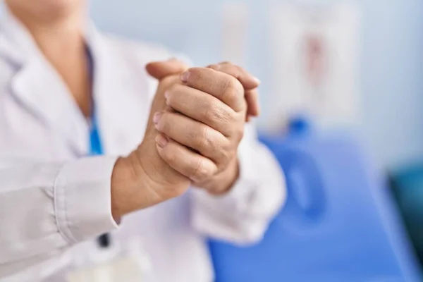 Γυναίκα Μεσήλικας Φυσιοθεραπεύτρια Στέκεται Χέρια Μαζί Στην Κλινική Αποτοξίνωσης — Φωτογραφία Αρχείου