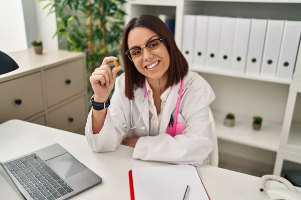Young Beautiful Hispanic Woman Doctor Smiling Confident Holding Pill Clinic — 스톡 사진