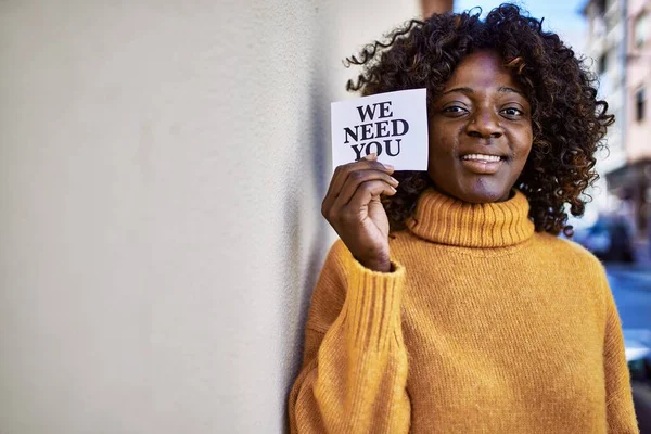 Afro Amerikalı Kadın Gülümsüyor Kendine Güveniyor — Stok fotoğraf