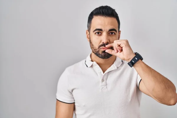 Junger Hispanischer Mann Mit Bart Lässig Gekleidet Über Weißem Hintergrundmund — Stockfoto