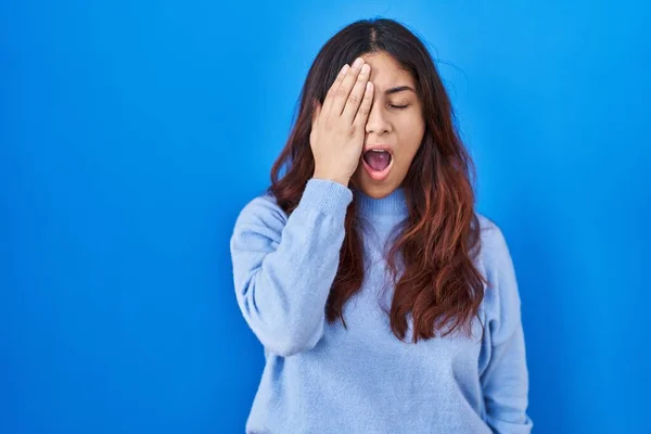 Hispanic Young Woman Standing Blue Background Yawning Tired Covering Half — Foto de Stock