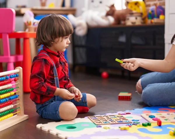 Liebenswertes Kleinkind Spielt Mit Mathe Spiel Kindergarten Auf Dem Boden — Stockfoto