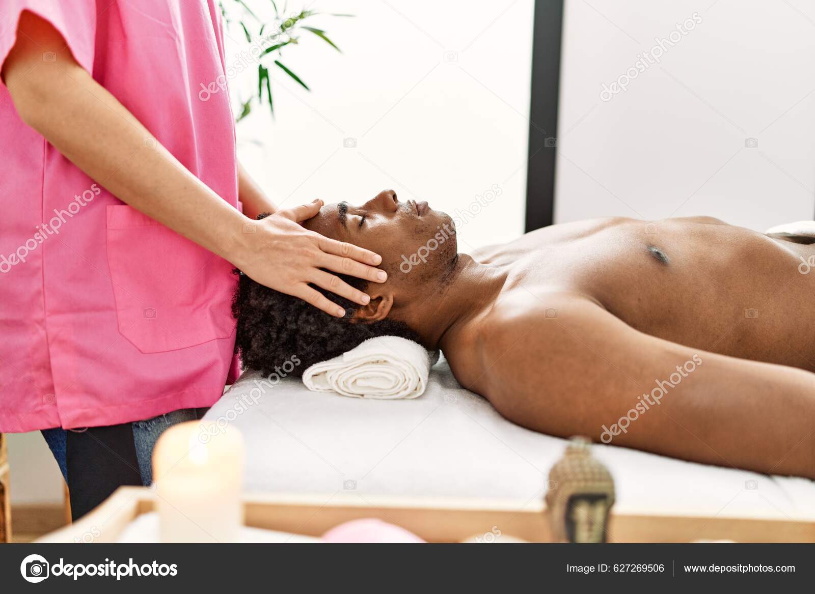 Joven Afroamericano Hombre Teniendo Masaje Facial Centro Belleza Foto de stock 627269506 Krakenimages