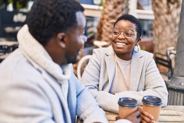 Kadın ve erkek kahve içiyor kahve dükkanının terasında oturuyor.