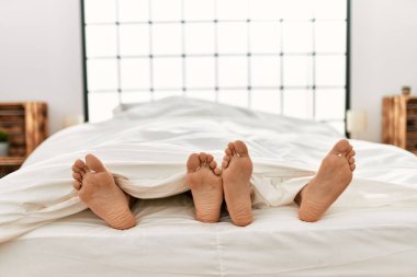 İki İspanyol çift yatak odasında yatıyor.