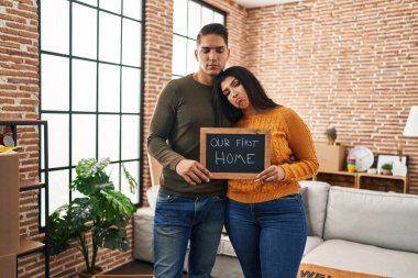 Genç bir çift yeni bir eve taşınıyor. Depresyonda ve endişe içindeler. Kızgın ve korkmuş bir şekilde ağlıyorlar. hüzünlü ifade. 