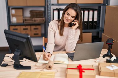 Genç, güzel İspanyol bir kadın. İş adamı. Ofiste defterde akıllı telefon yazısıyla konuşuyor.