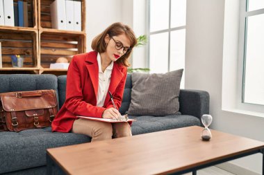 Psikoloji merkezindeki panoya beyaz kadın psikolog yazıyor.