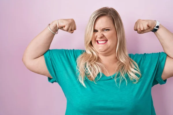 Caucasian Size Woman Standing Pink Background Showing Arms Muscles Smiling — Stockfoto