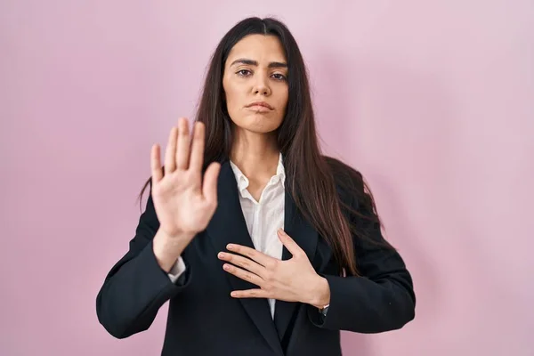 Young Brunette Woman Wearing Business Style Pink Background Swearing Hand —  Fotos de Stock