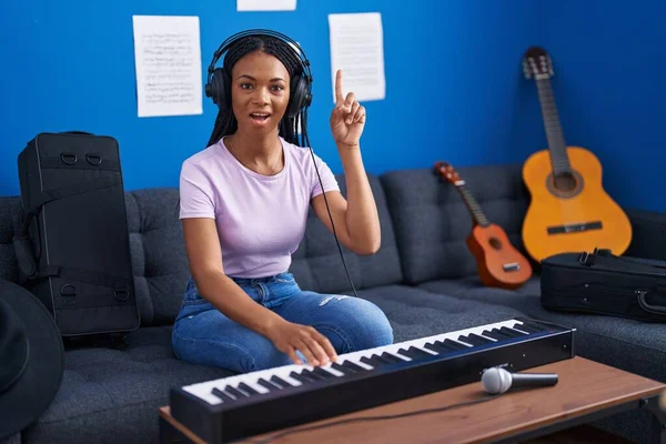 Femme Afro Américaine Avec Des Tresses Jouant Clavier Piano Studio — Photo