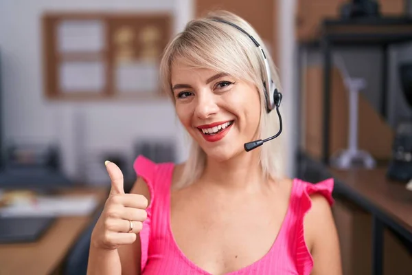 Jonge Blanke Vrouw Draagt Call Center Agent Headset Glimlachend Gelukkig — Stockfoto