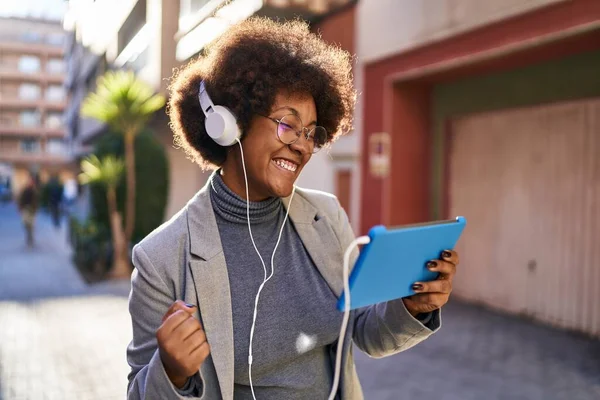 Afro Américaine Femme Cadre Jouer Jeu Vidéo Rue — Photo