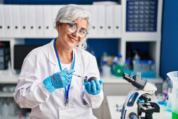 Mujer Mediana Edad Vistiendo Uniforme Científico Analizando Aguacate Laboratorio —  Fotos de Stock