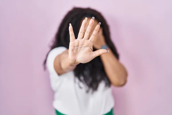 Size Hispanic Woman Standing Pink Background Covering Eyes Hands Doing — Stockfoto