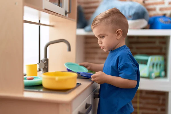 Sevimli Çocuk Anaokulunda Oyun Mutfağıyla Oynuyor — Stok fotoğraf