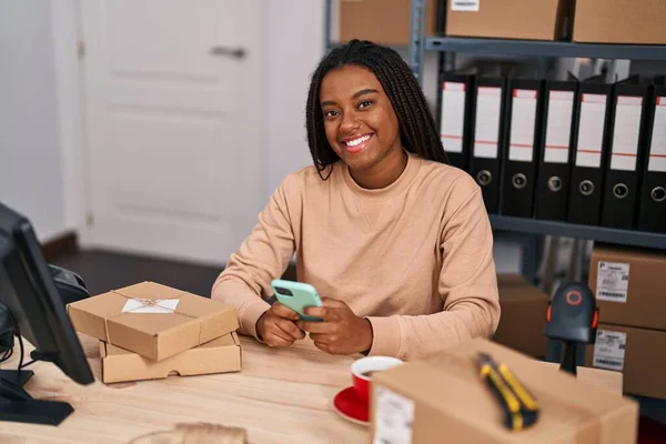 Afrikaans Amerikaanse Vrouw Commerce Zakenman Met Behulp Van Smartphone Werken — Stockfoto
