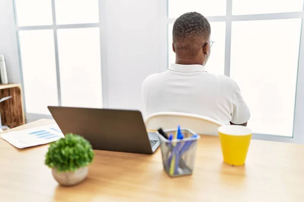 Νεαρός Αφρικανός Που Εργάζεται Στο Γραφείο Χρησιμοποιώντας Φορητό Υπολογιστή Στέκεται — Φωτογραφία Αρχείου