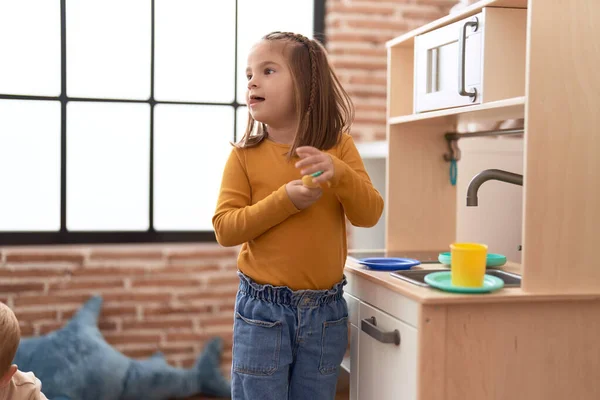 Schattig Latino Meisje Spelen Met Spelen Keuken Staan Kleuterschool — Stockfoto