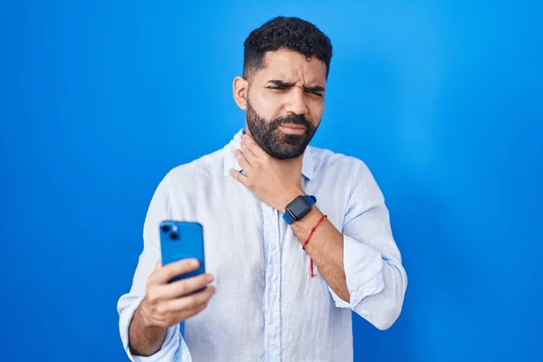 Hispanic Man Beard Using Smartphone Typing Message Touching Painful Neck — Stock Photo, Image
