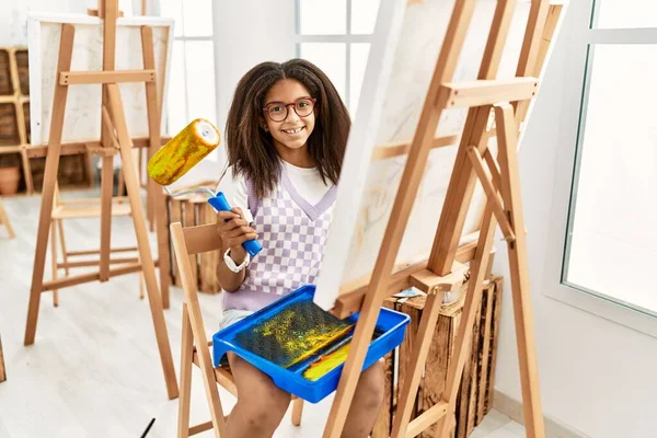 Afrikalı Amerikalı Kız Gülümsüyor Resim Çizerken Sanat Okulunda Paten Kullanıyor — Stok fotoğraf