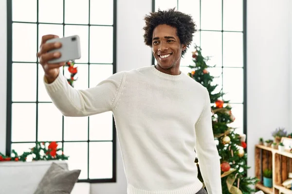 Young African American Man Making Selfie Smartphone Standing Christmas Tree — Stock Photo, Image